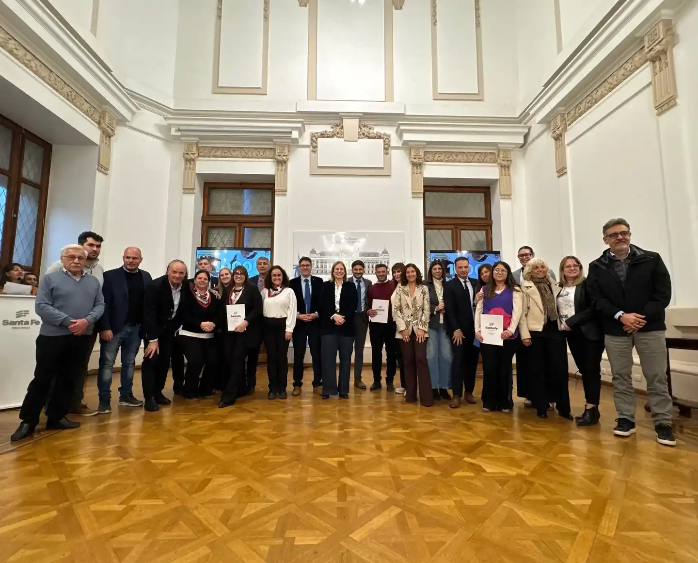 El gobierno provincial firmó convenios con 61 municipios y comunas para la construcción de 79 aulas en establecimientos educativos. Foto: GSF