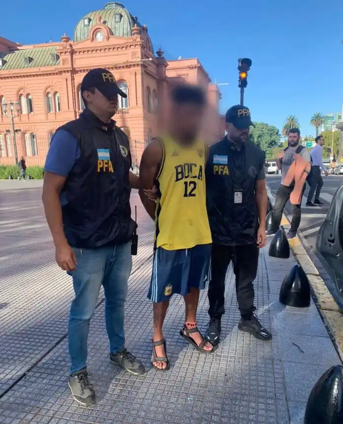 Un hombre quiso entrar con un machete a la Casa Rosada: “Voy a cometer un atentado”