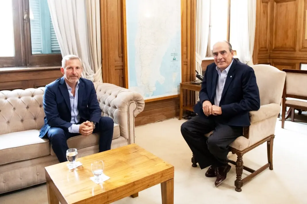 Francos en una reunión previa con Frigerio: no hubo imagen del encuentro con el plano de los mandatarios