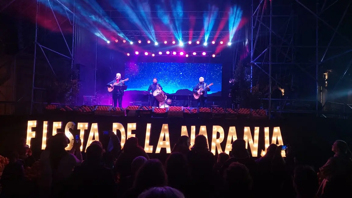 Peteco Carabajal tocó con el Santiago Trío en la Fiesta de la Naranja.