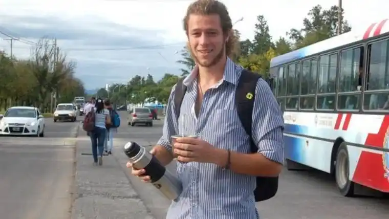 No fue a la escuela y está a punto de recibirse de físico