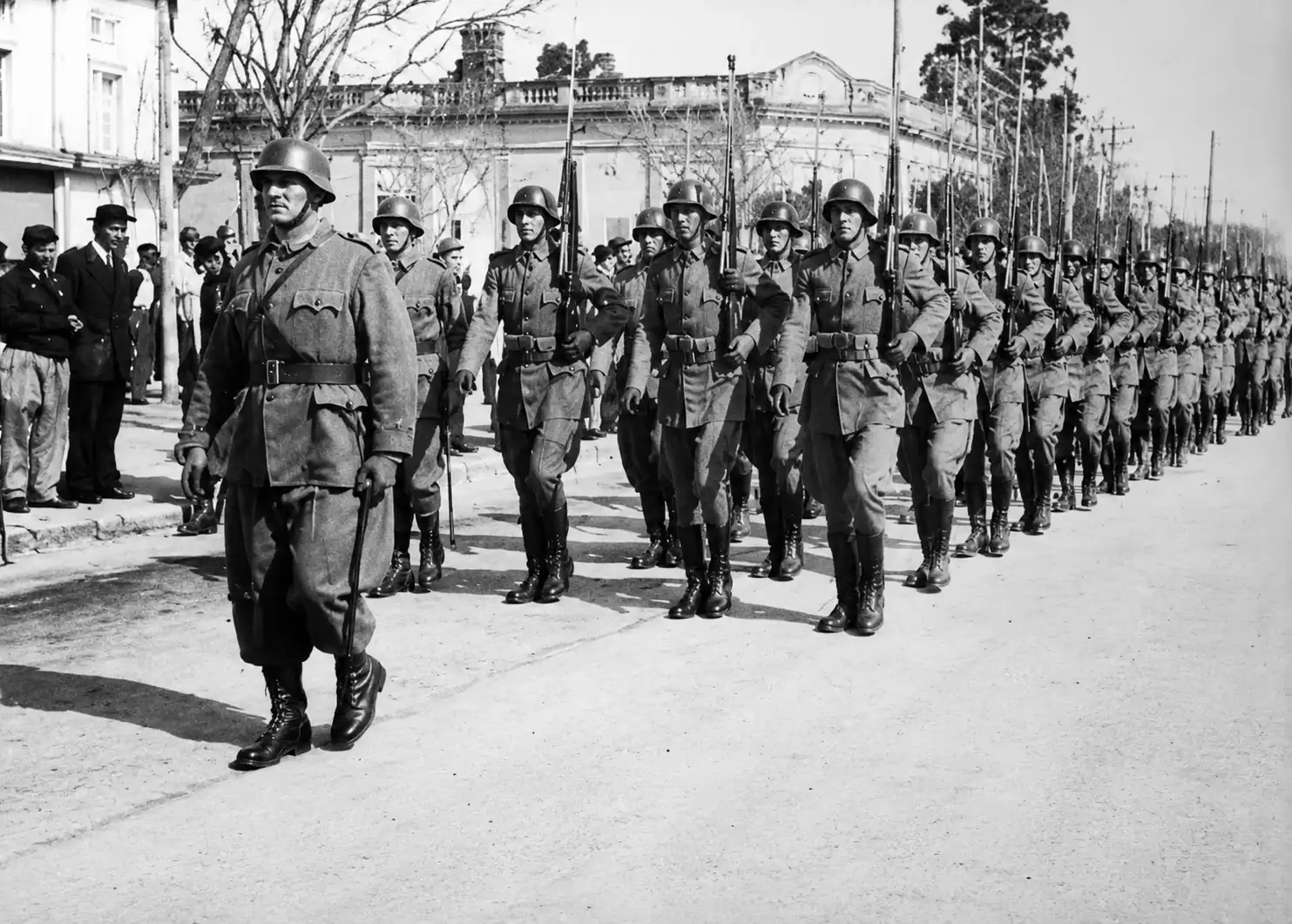 Mas de 2000 hombres marcharon el 30 de octubre de 1938 en Tandil.