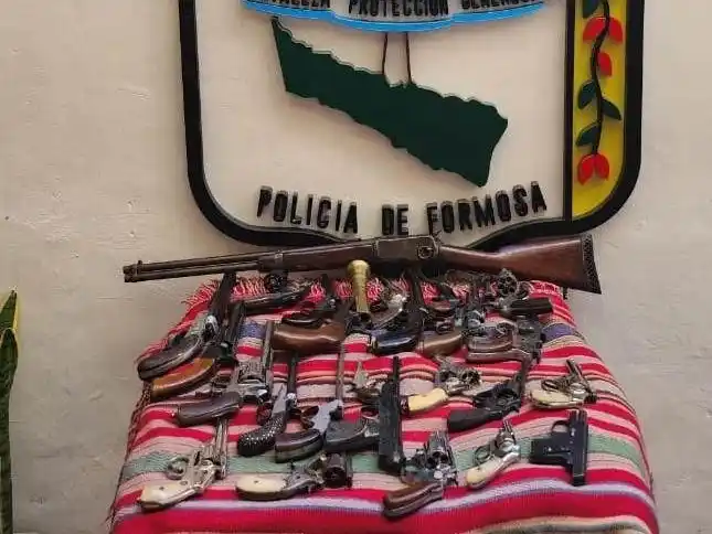 Se incautaron 26 armas en allanamiento, un detenido
