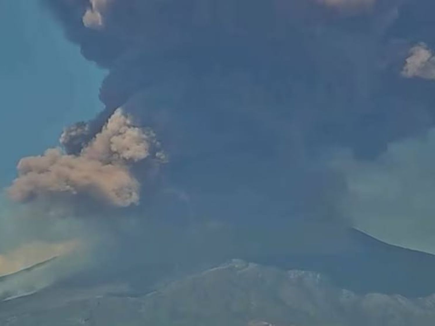 El Etna volvió a entra en erupción y generó alerta en Sicilia