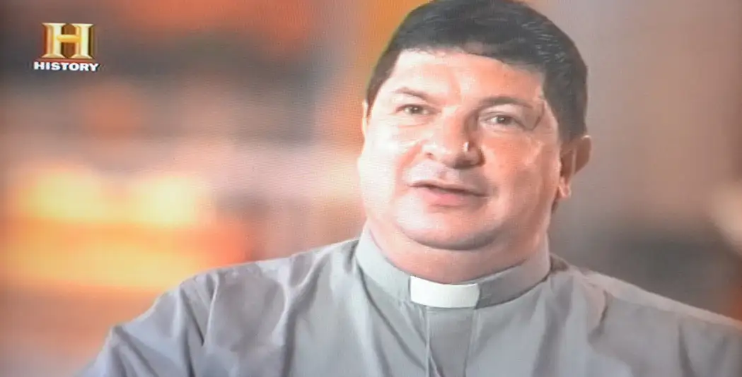 Cuando History retrató al cura abusador de Lucas González como a un “sanador”