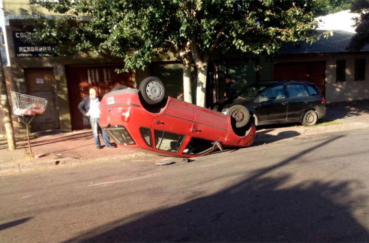 El ex intendente Carlos Arroyo chocó y volcó en el barrio Bernardino Rivadavia