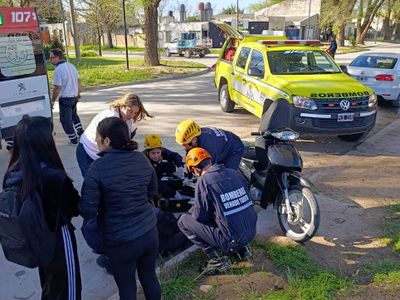 Motociclista debió ser hospitalizada tras chocar con un automóvil