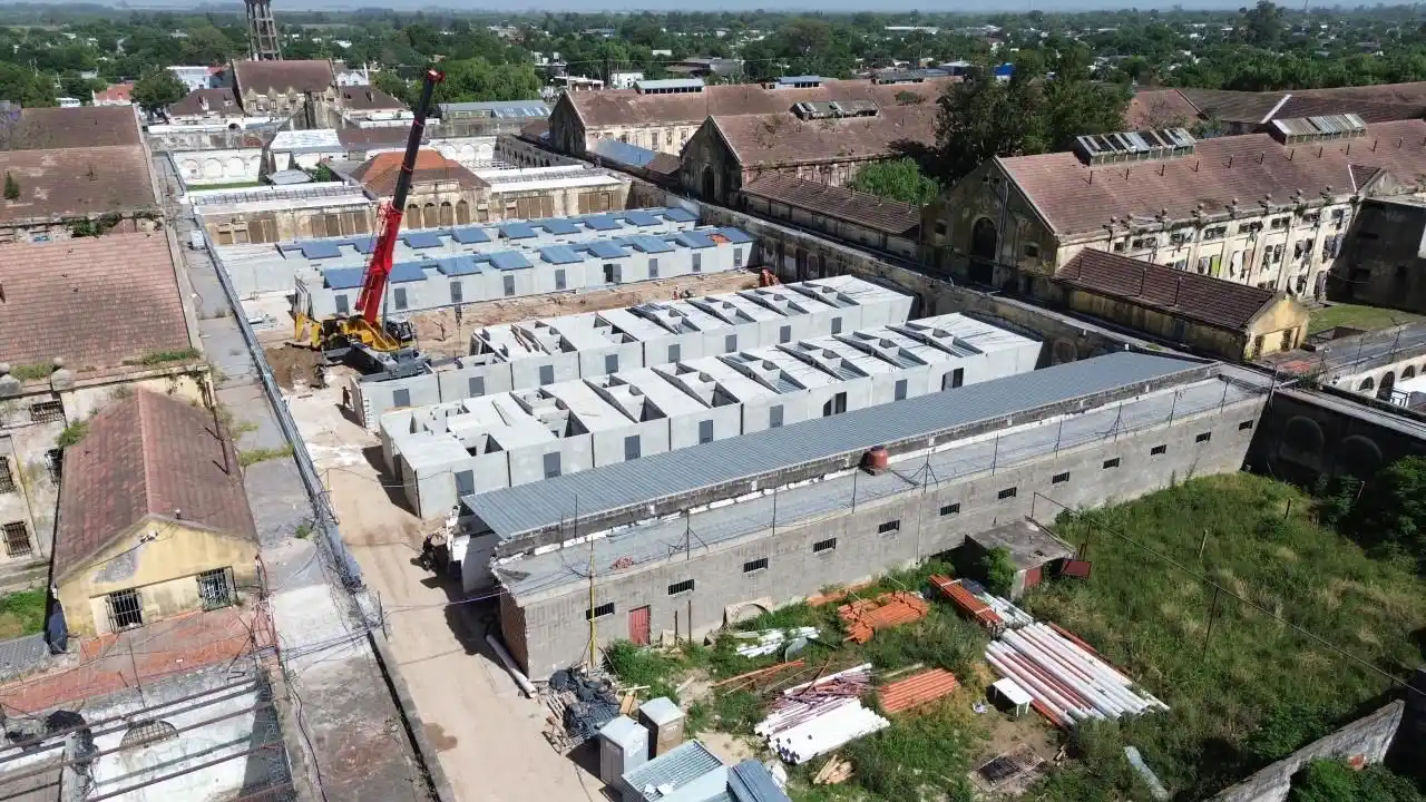 El Gobierno Provincial continúa con la construcción de 4 pabellones de aislamiento en la Cárcel de Coronda