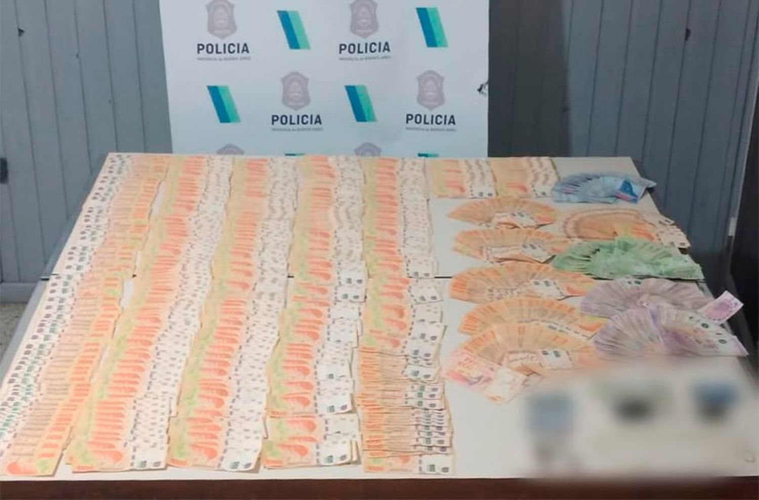 "Millonario" en contra mano quiso evadir control policial: llevaba un millón y dos Rolex