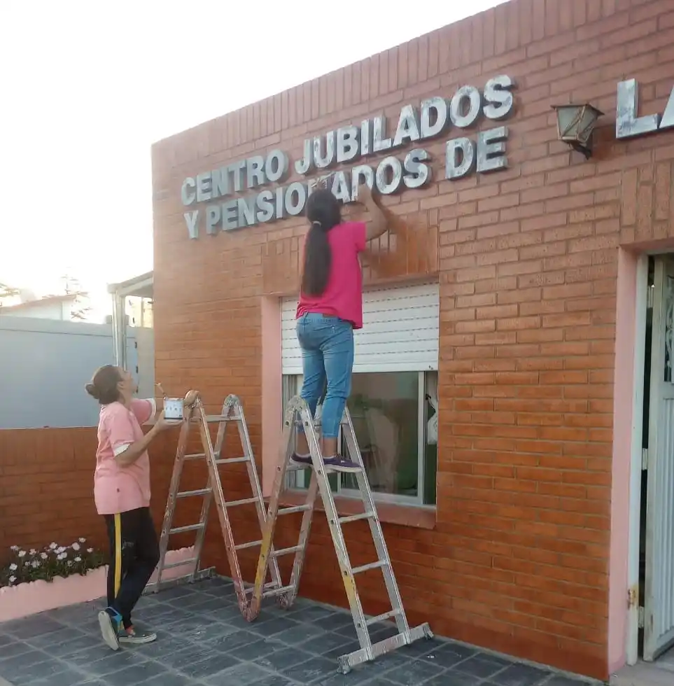 Las tareas comprendieron tanto el frente como en interior del inmueble.
