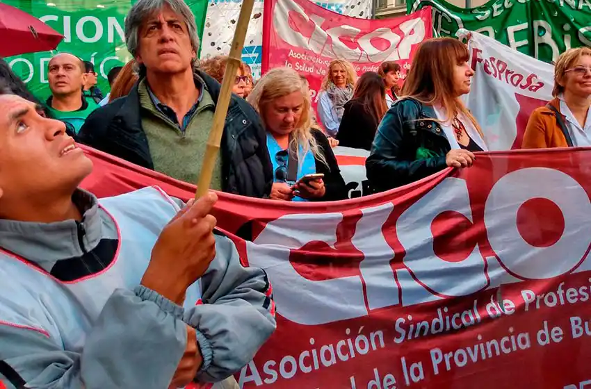 Médicos bonaerenses analizan oferta de aumento salarial y responden mañana