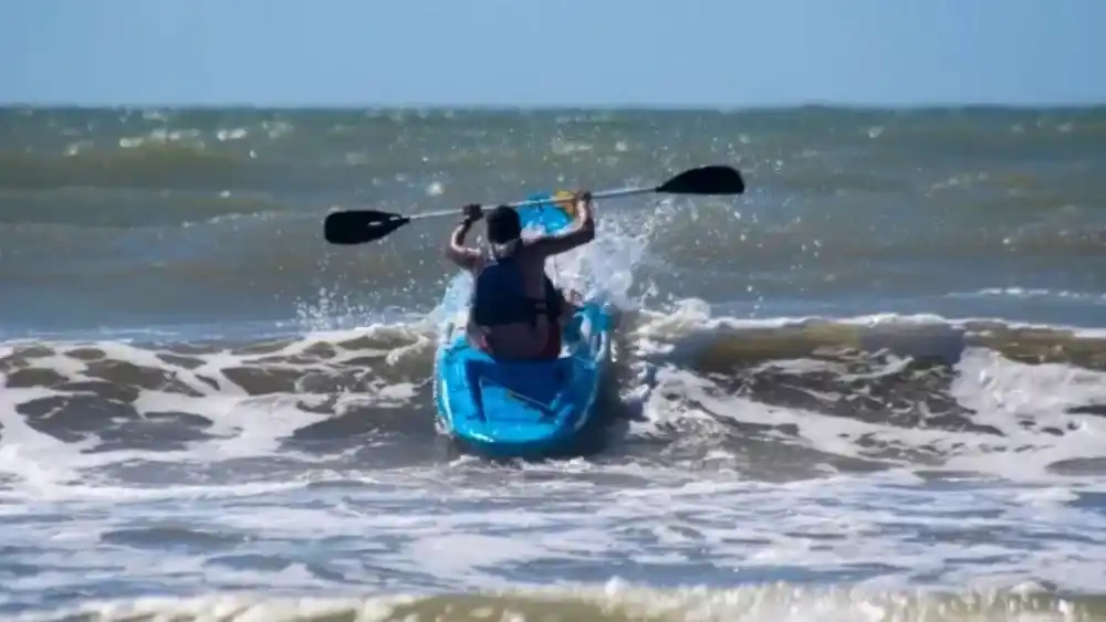 Villa Gesell: un guardavidas no auxilió a un kayakista en peligro para "que aprenda"