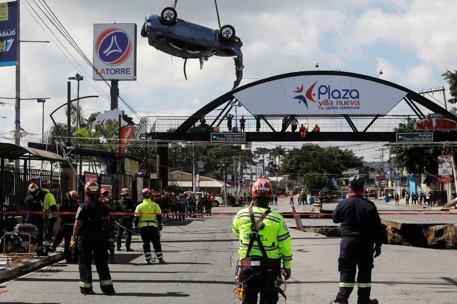 Un cráter gigante que se abrió en plena calle de Guatemala y se “tragó” a dos mujeres