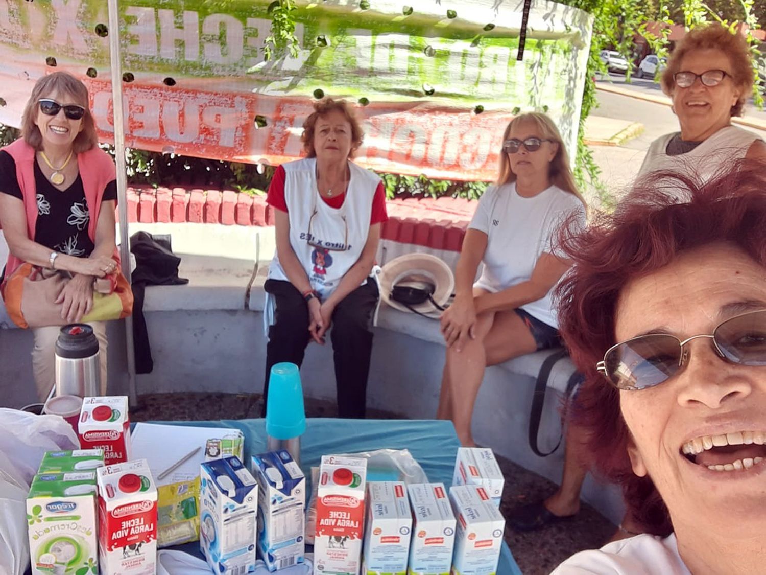 Colectas mensuales. Lleva a cabo el grupo el “1 Litro de leche por mes, Necochea puede”