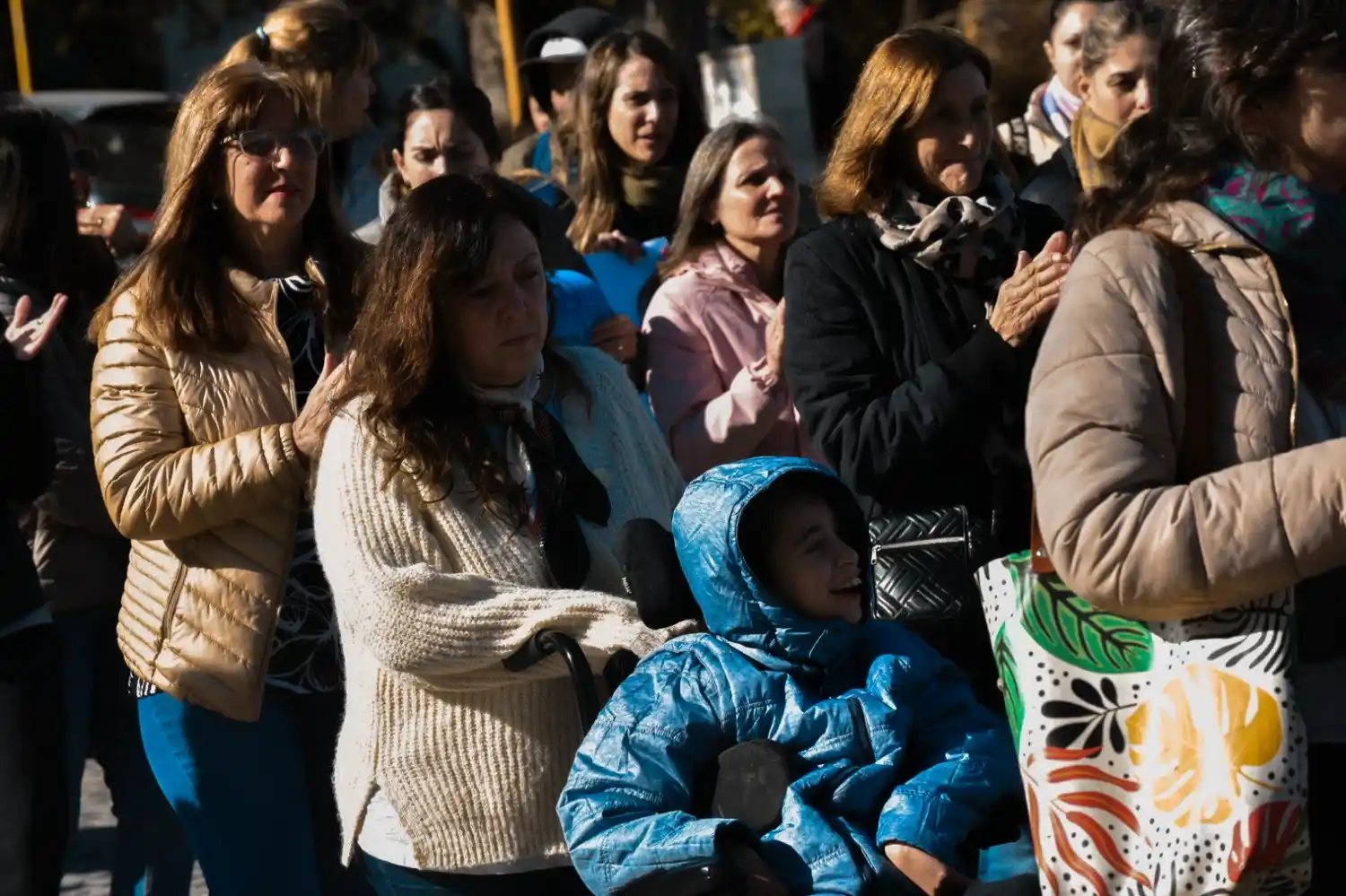 Con la voz de una madre, la urgencia de miles: “Sin los profesionales, mi hijo no puede vivir”