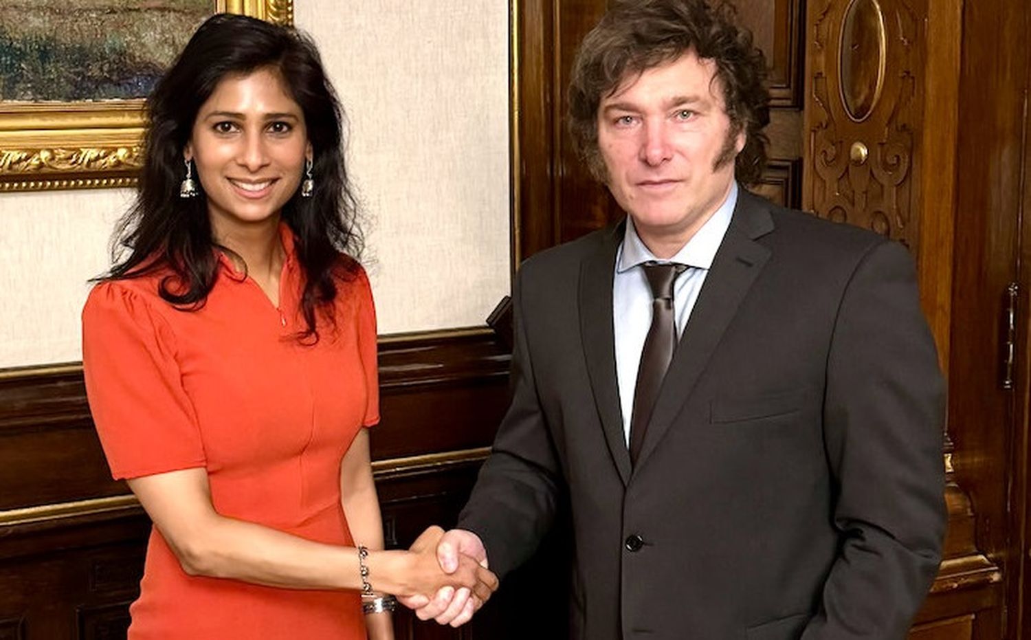 Gita Gopinath subdirectora gerente del FMI, con el presidente Milei.