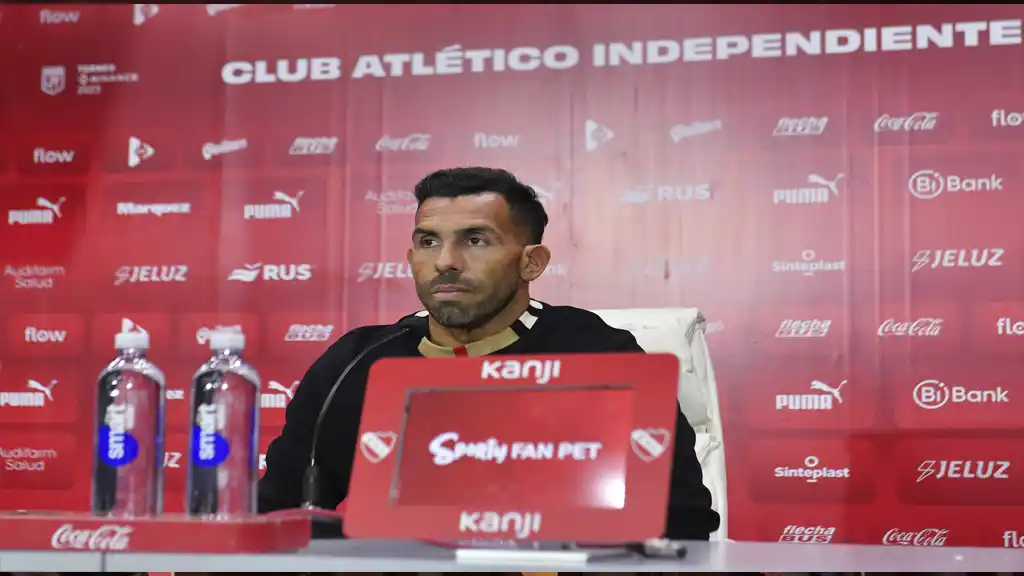 El entrenador Carlos Tevez