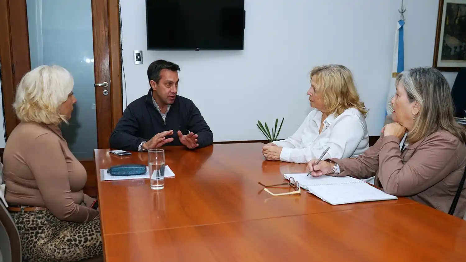 En la Municipalidad. El Intendente junto a la Cooperadora