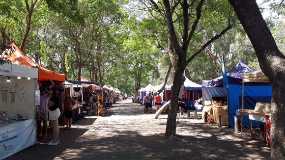 Feria de artesanos y emprendedores en el Paseo Público durante el fin de semana