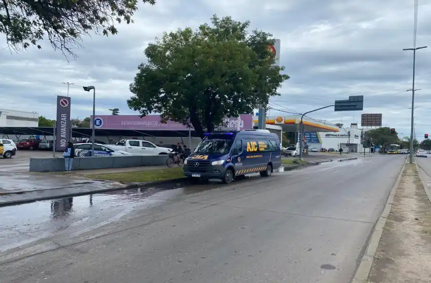 Balearon cajero de un conocido banco de Fisherton y dejaron una nota amenazante