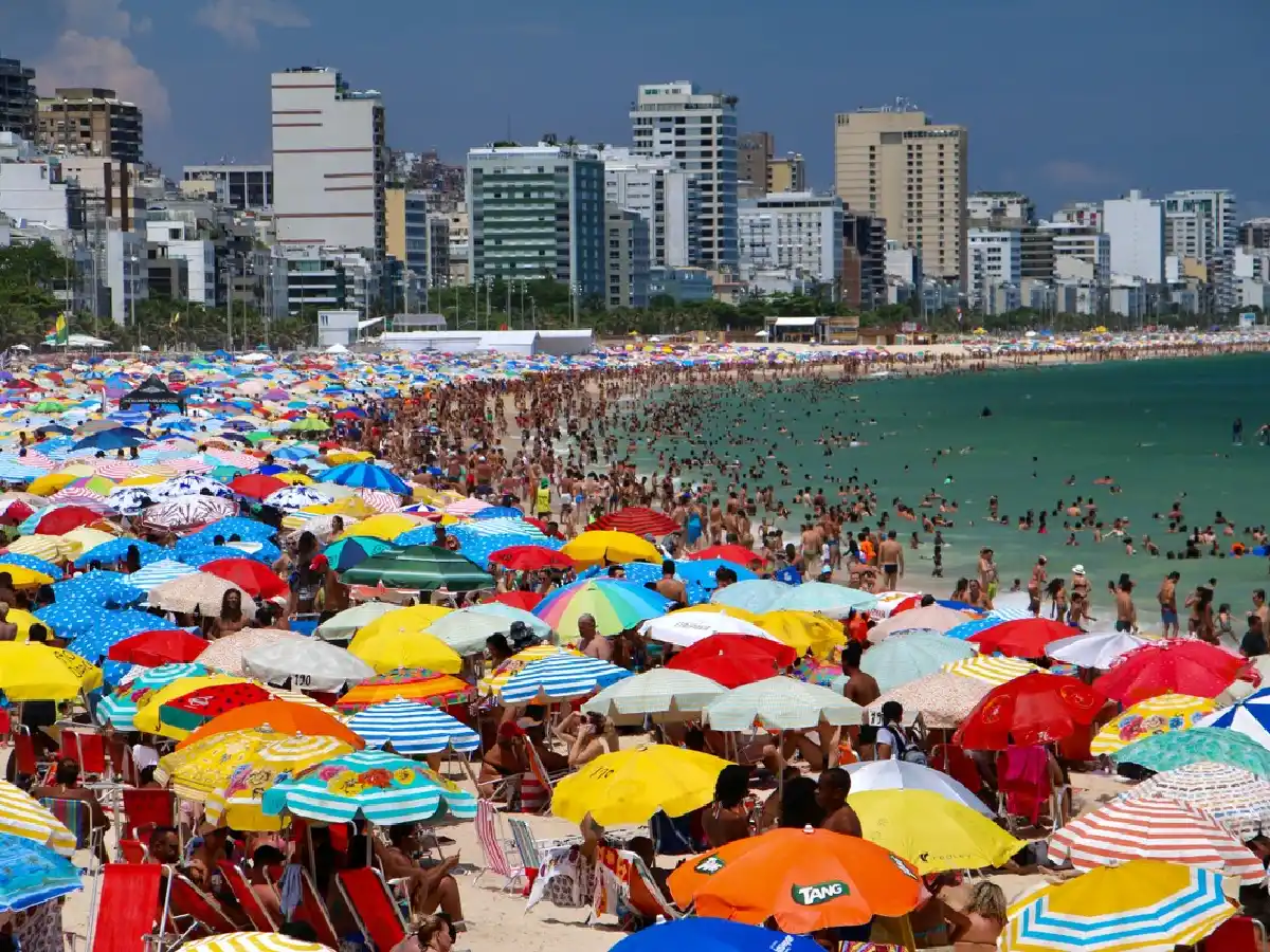 La OMT propone estandarizar certificados de vacunación y controles para reactivar el turismo