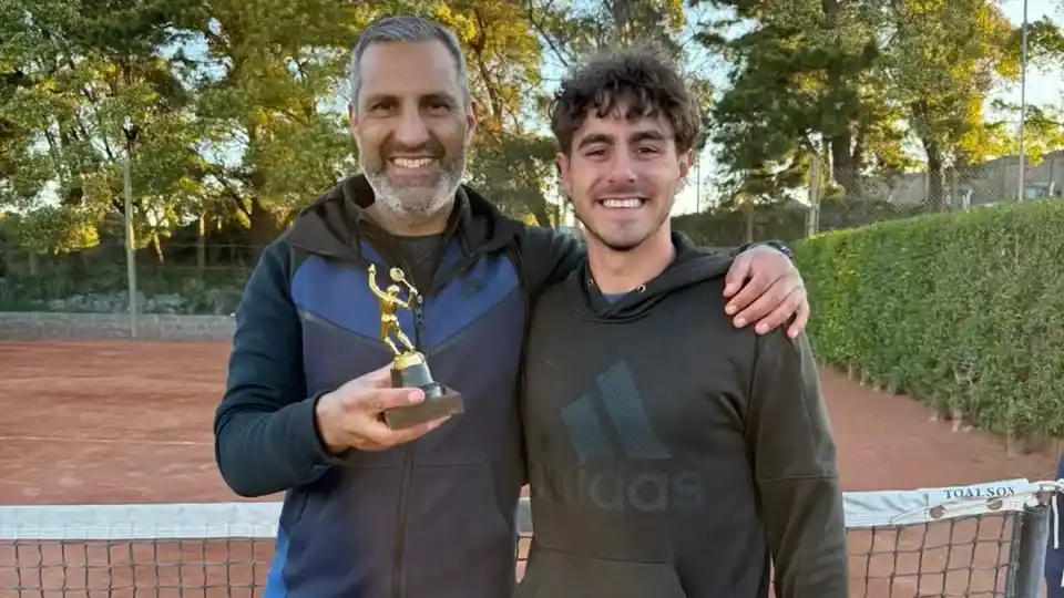 El ganador de singles Oscar Martínez junto al entrenador y organizador Juan Cruz Frosinini