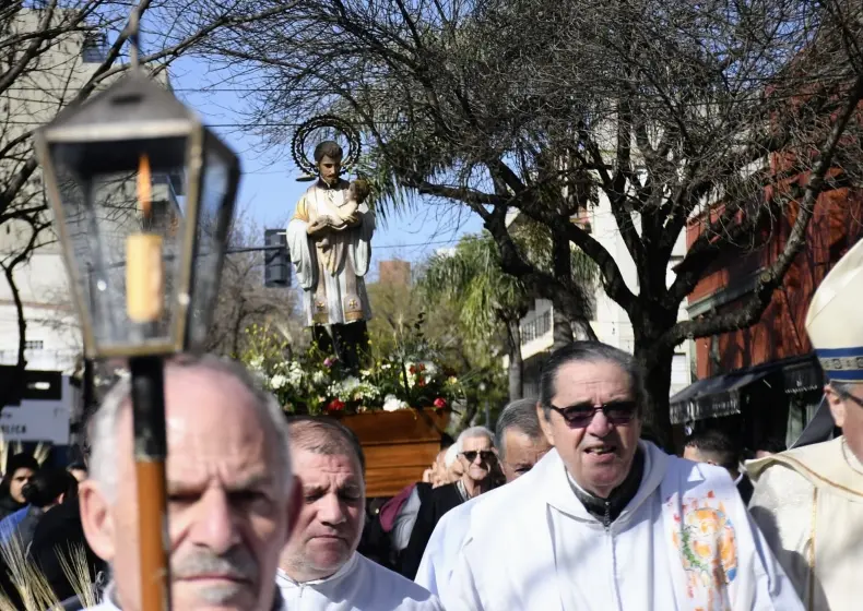 San Cayetano: en un año marcado por la crisis, los fieles peregrinaron hasta la plaza Libertad