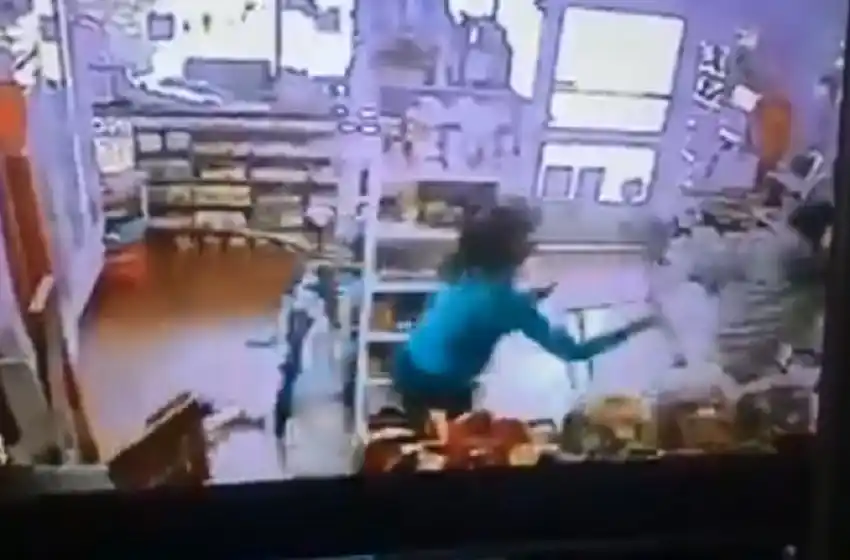 Violento asalto en pleno centro: entraron a robar y lo sacó a los sillazos