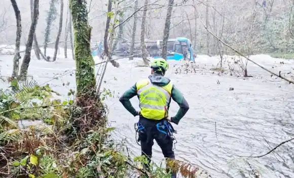 Al menos seis muertos al caer un micro a un río en Galicia