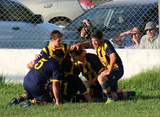 Juventud Urdinarrain mostró actitud, lo dio vuelta y sumó de a tres