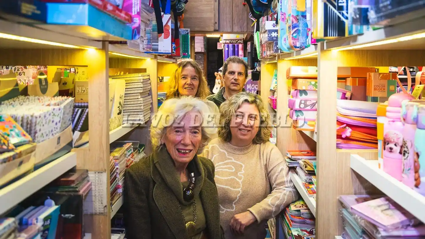 Marta Villafranca, Fernanda Arévalo, Julia Martínez y Guillermo Candia en el local úbicado en Colón 348