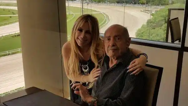 El dolor de la abogada hot por la muerte de su padre