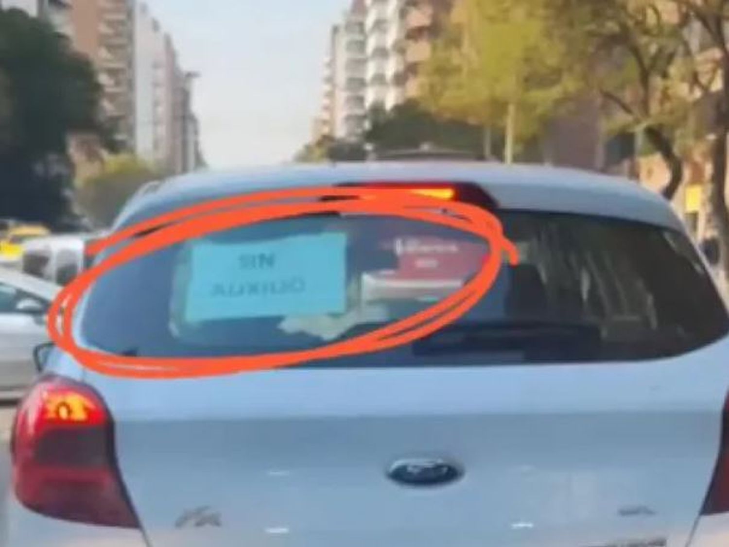 Los insólitos carteles que usan los automovilistas para evitar que les roben las ruedas
