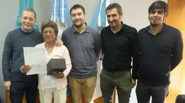 El intendente Fernando Gray entregó distinciones en Esteban Echeverría.