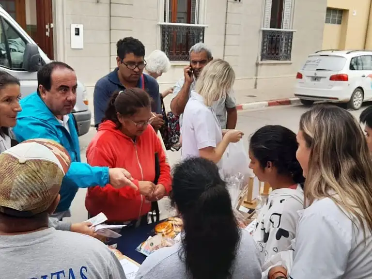 Exitosa feria de platos en la escuela Lucecitas