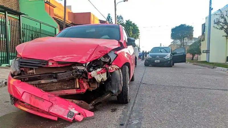Una embarazada y un niño fueron hospitalizados tras un duro choque entre dos autos