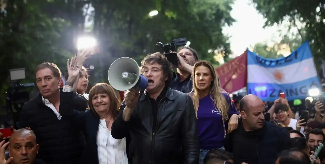 Milei encabezó una caravana en el partido bonaerense de 3 de Febrero. Foto: REUTERS / Matias Baglietto.