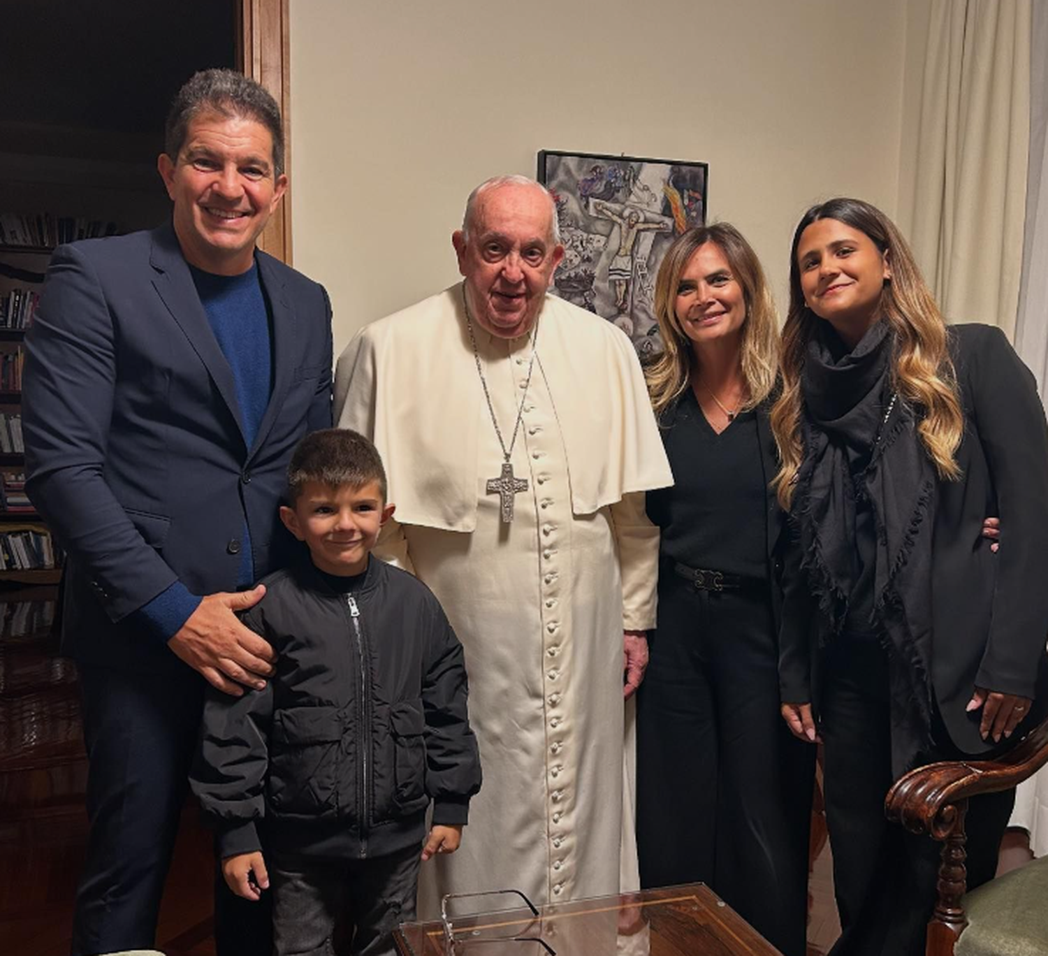 Amalia Granata visitó el Vaticano, se reunió con el Papa Francisco y le pidió que la case