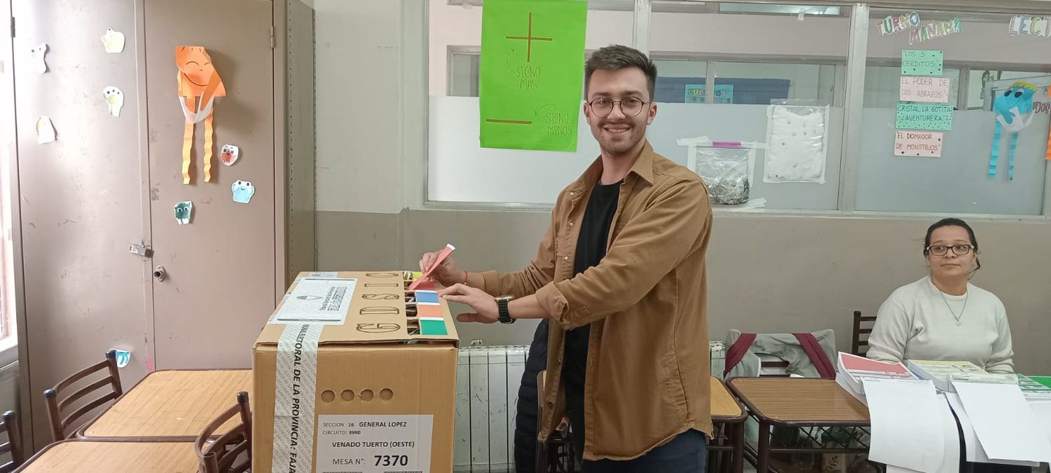 Bruno Taddia (Ciudad Futura) voto este mediodia en el Taller de Nazareth. Foto: Sur24