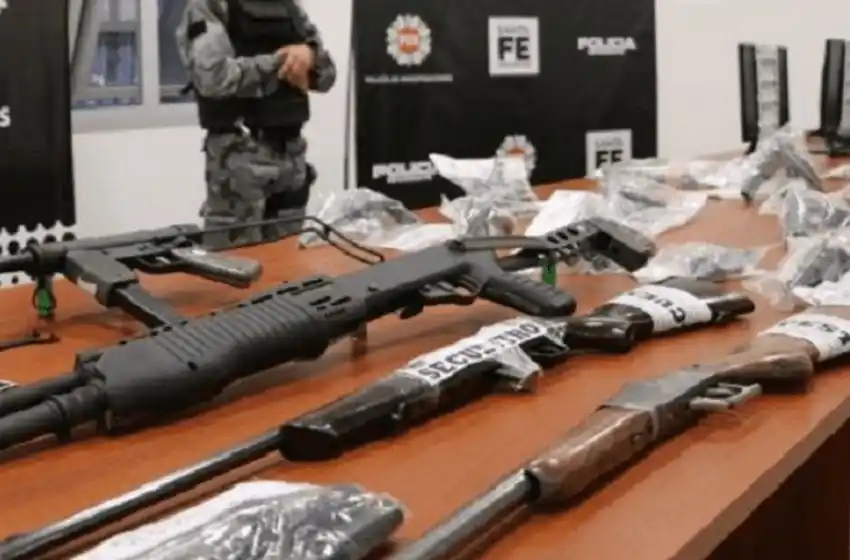 Se hicieron pasar por policías, asaltaron dos casas y se llevaron diez armas largas