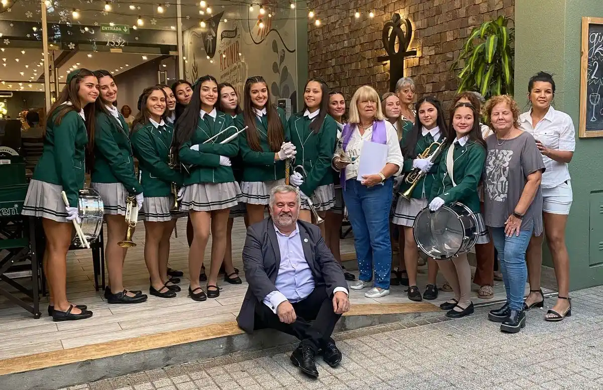 Elides Rochia recibió la sorpresa mientras compartía un té con sus amigas, cómplices de la premiación.