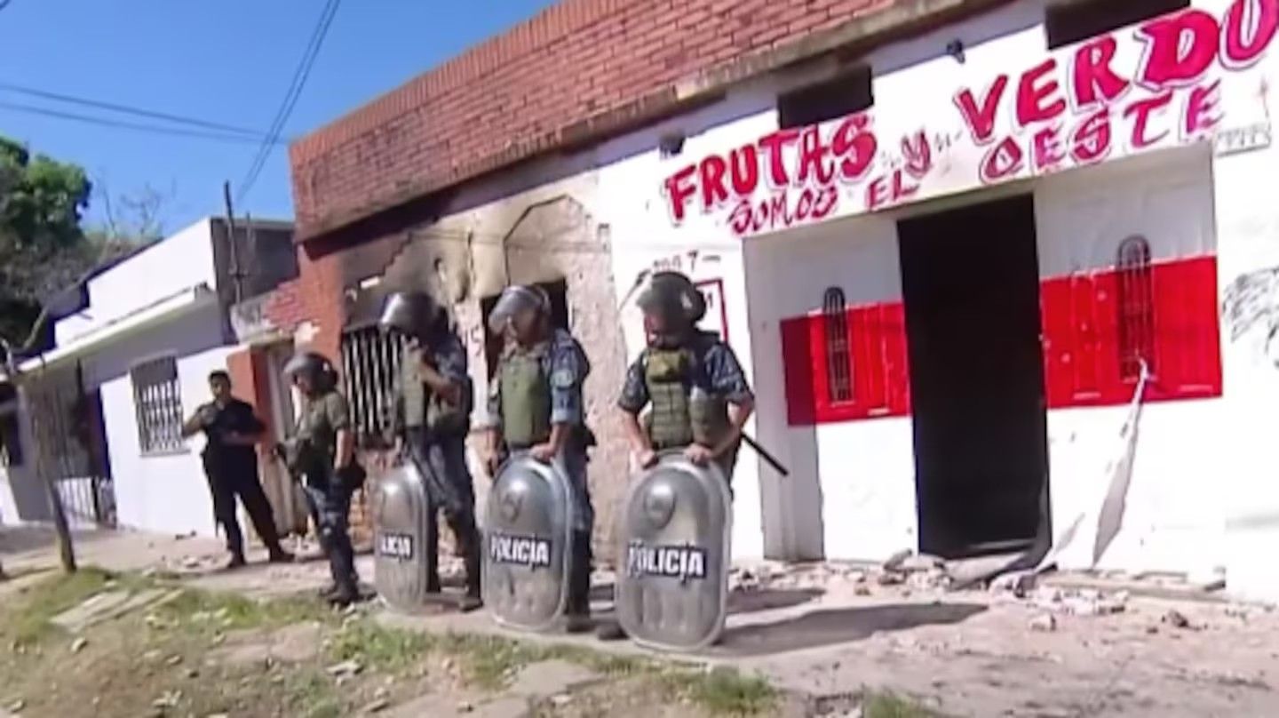 La bronca de los vecinos motivó que se tenga que montar un fuerte operativo policial en el barrio.