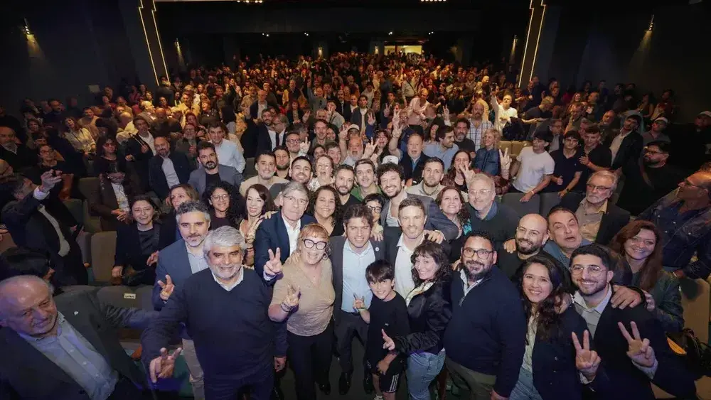 Kicillof y Costa rodeados de dirigentes y militantes en el cierre del Congreso Productivo.