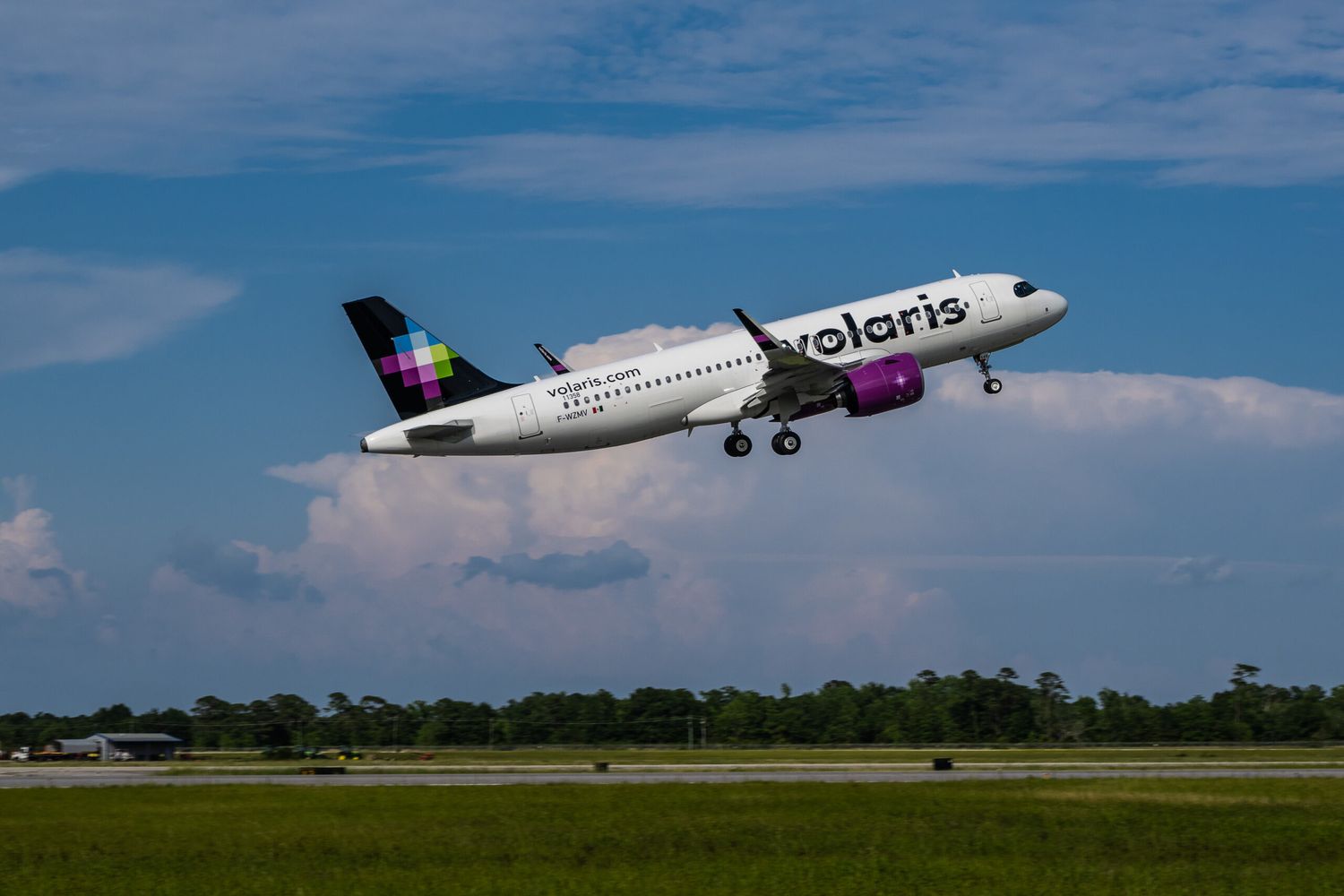 Volaris reducirá sus vuelos entre Cancún y Lima