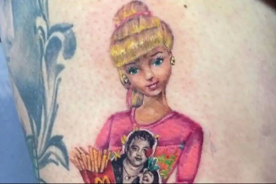 Una tatuadora rosarina inmortalizó a la "Barbie Cumbianchera" 