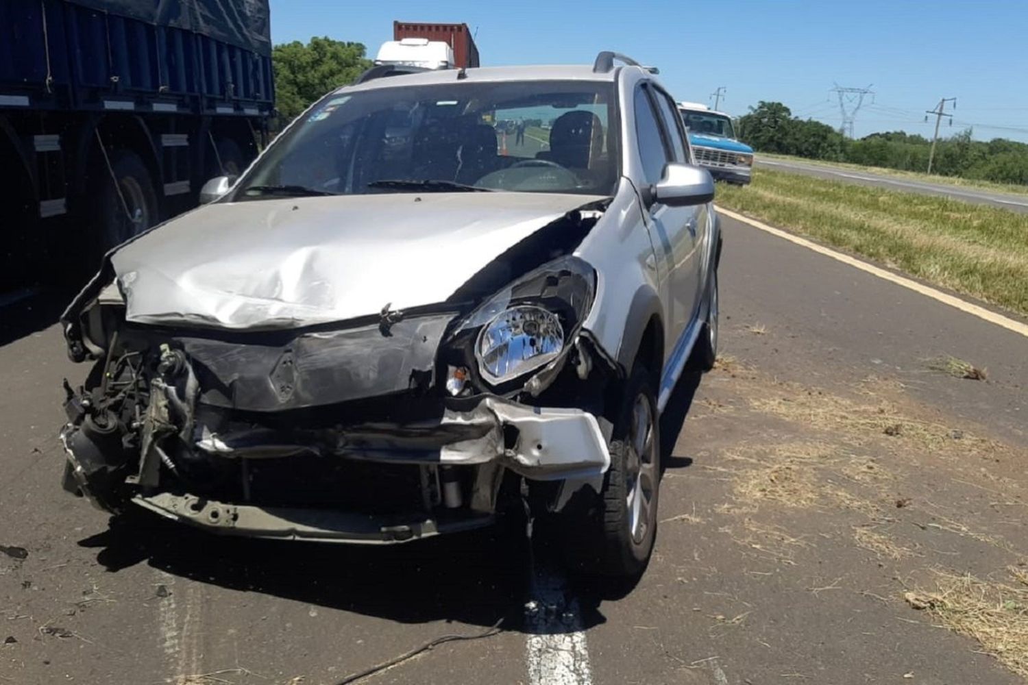 Un auto se cruzó de carril y chocó a un camión conducido por un joven de Gualeguay en plena ruta 12