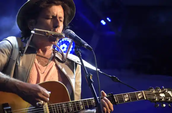 Coti en un show íntimo sobre el escenario de Espacio Clarín