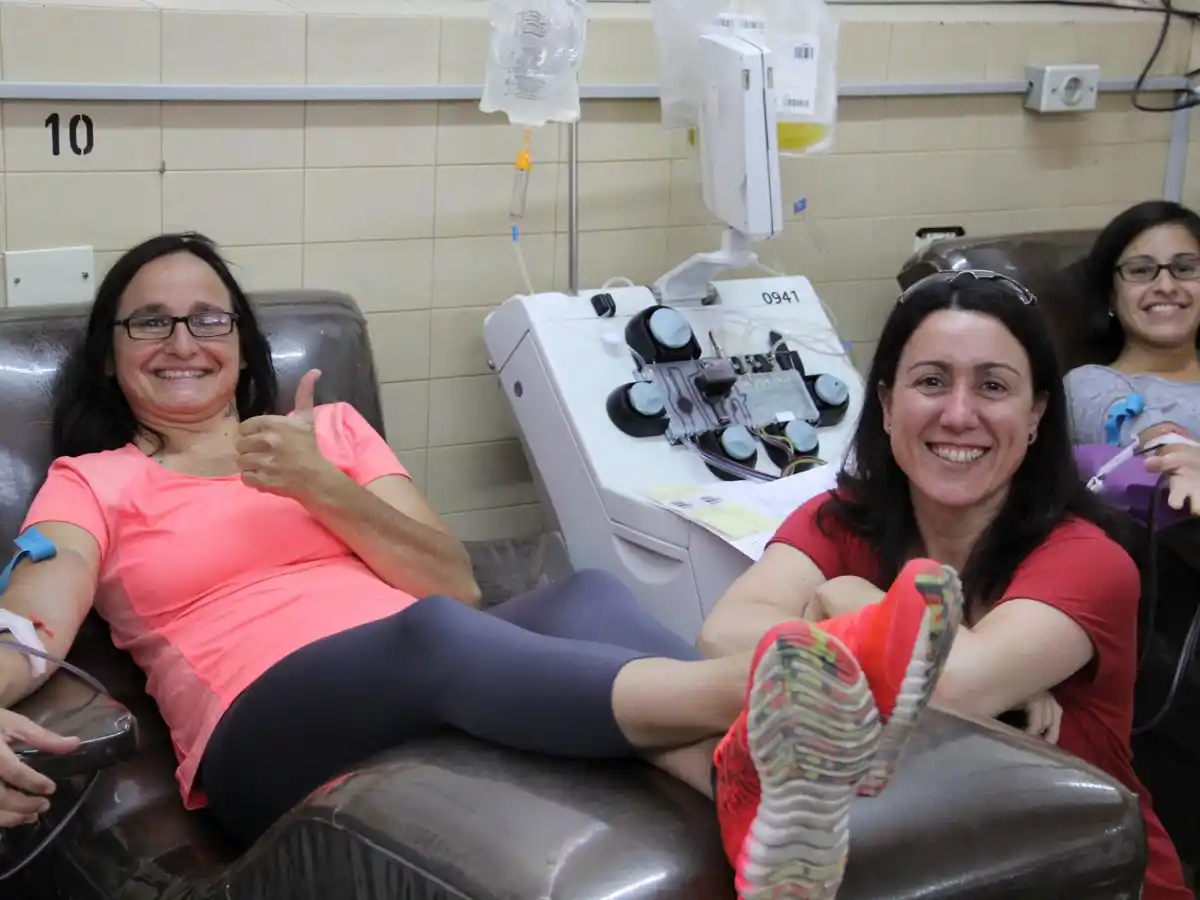 Una mujer llevó a 10 amigos a donar sangre para celebrar su cumpleaños