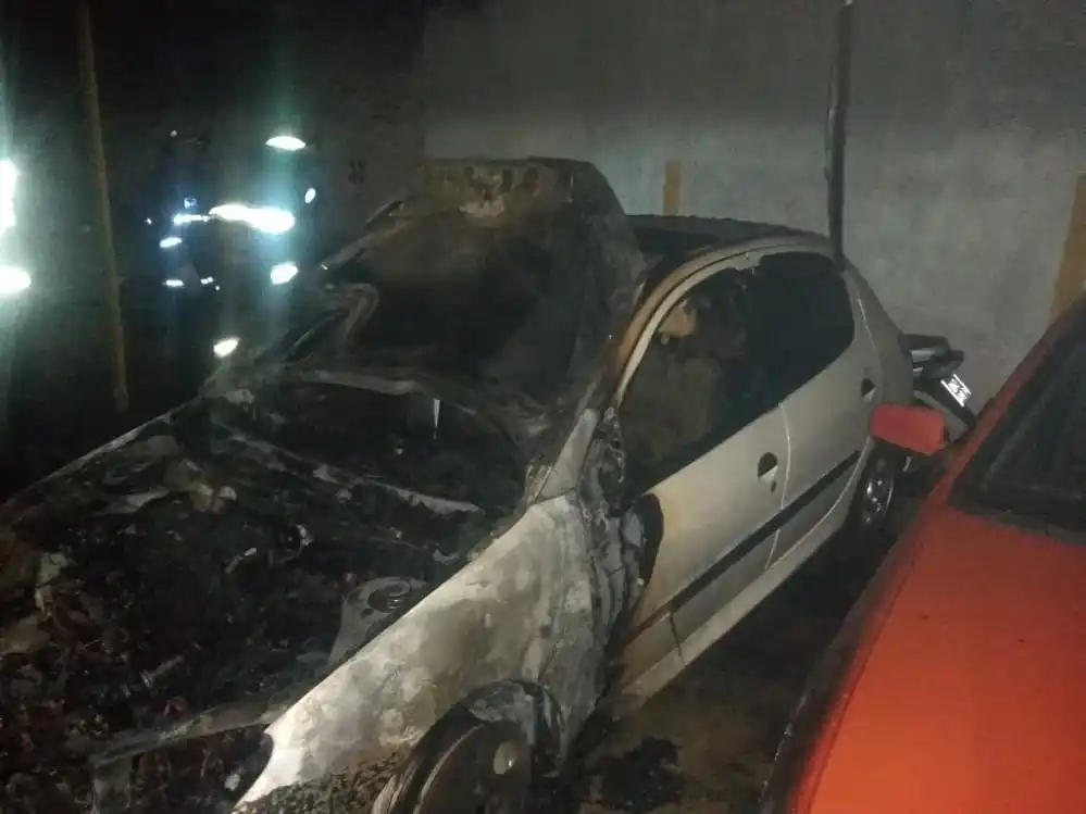 Vehículos afectados por un incendio en una cochera