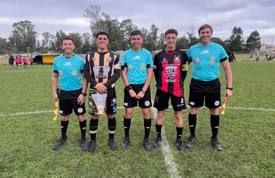 FOTO LIGA TANDILENSE DE FÚTBOL Los capitanes Claudio Fuentes (Santamarina) y Matías Marmouget (Independiente), con los árbitros en el predio Centenario.
